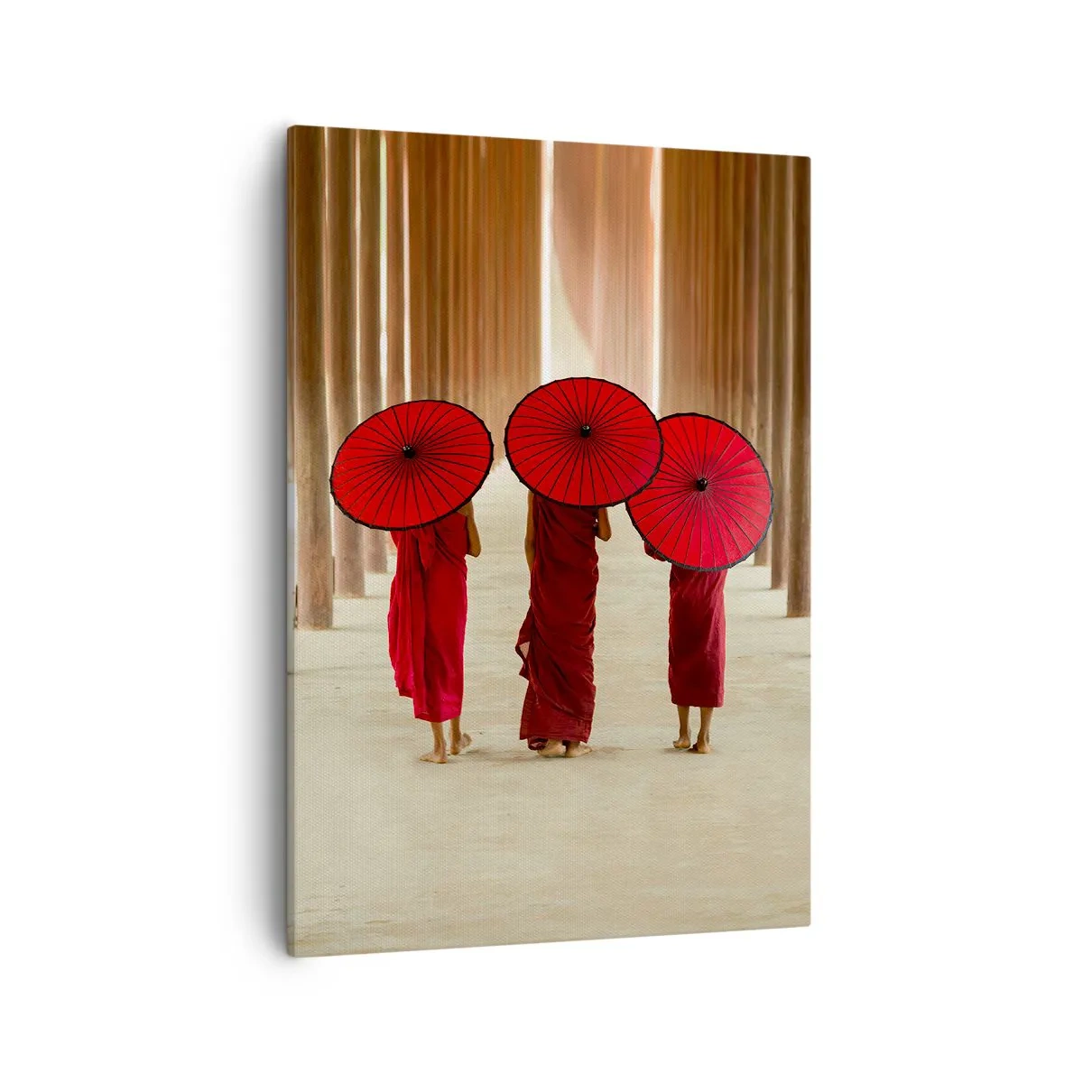 Impression sur toile - Image sur toile - Trois moines avec des parapluies rouges dans l'architecture traditionnelle - 50x70cm - Sur la route du pays pure - Décoration murale moderne pour le salon et la chambre ARTTOR