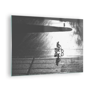 Impression sur verre - Image sur verre - Homme à vélo à travers la ville, reflet dans l'eau, photo en noir et blanc - 70x50cm - Devant moi, à travers la ville - Décoration murale moderne pour le salon et la chambre ARTTOR