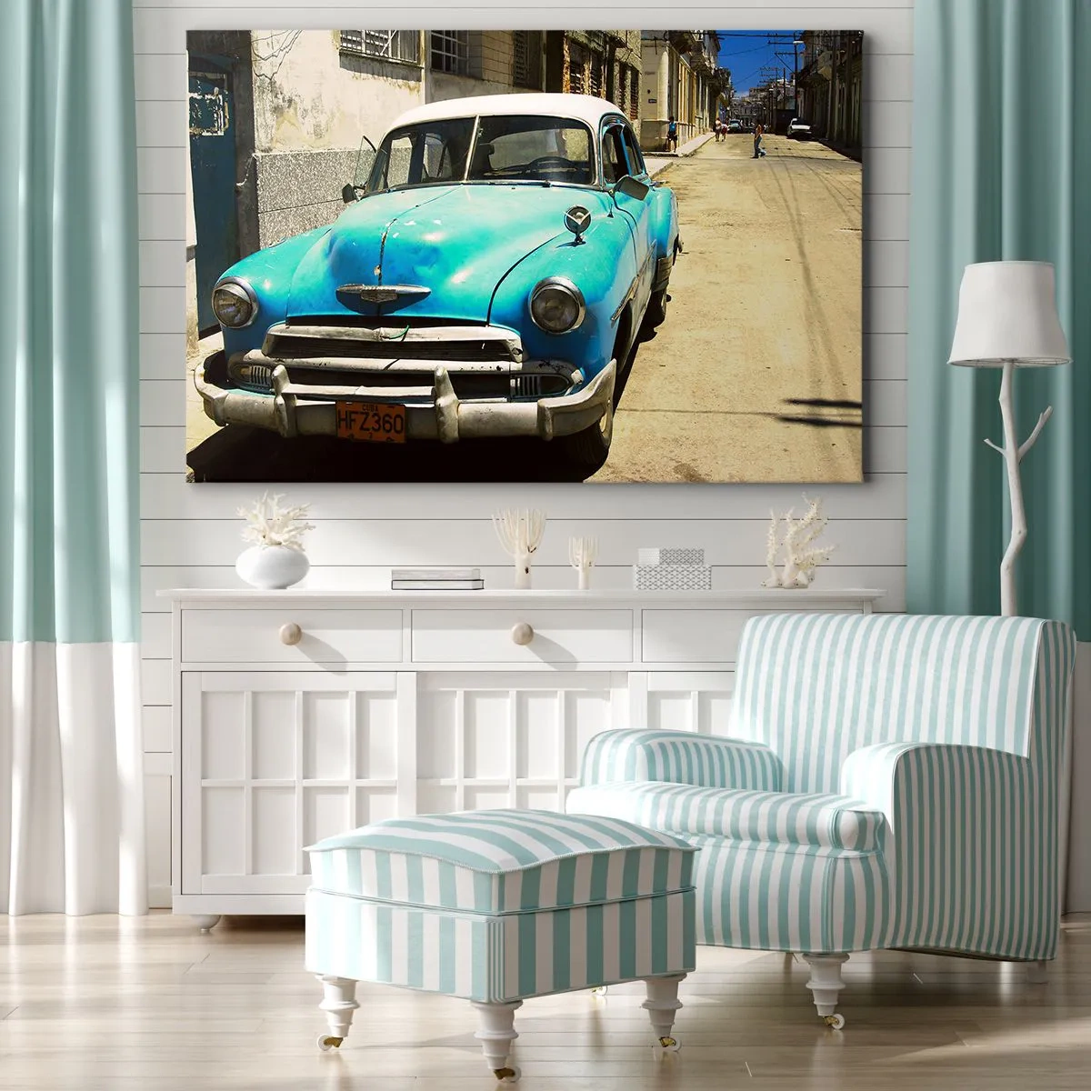 Impression sur toile - Image sur toile - Une voiture classique bleue dans la rue par une journée ensoleillée - 120x80cm - Et vive Cuba ! - Décoration murale moderne pour le salon et la chambre ARTTOR