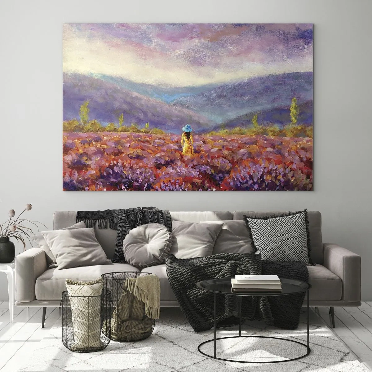 Impression sur verre - Image sur verre - Une silhouette portant un chapeau dans un champ de lavande au crépuscule - 70x50cm - Dans un monde lavande - Décoration murale moderne pour le salon et la chambre ARTTOR