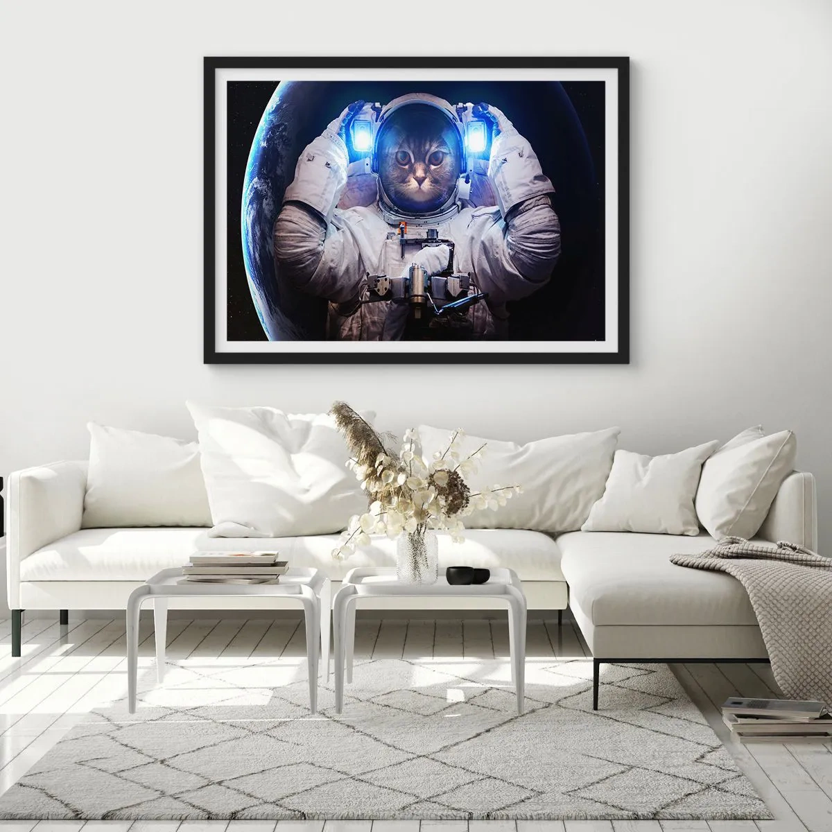 Affiche dans un cadre noir - Poster - Un chat dans une combinaison d'astronaute avec la Terre en arrière-plan et une lumière vive. - 100x70cm - Houston, vous avez un problème - Décoration murale moderne pour le salon et la chambre ARTTOR