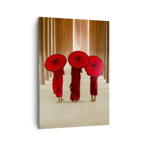 Impression sur toile - Image sur toile - Trois moines avec des parapluies rouges dans l'architecture traditionnelle - 50x70cm - Sur la route du pays pure - Décoration murale moderne pour le salon et la chambre ARTTOR