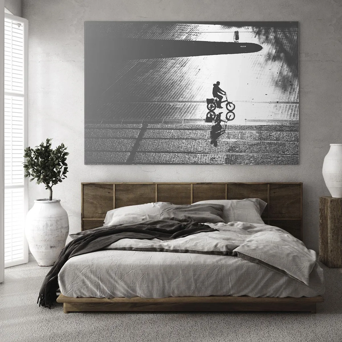 Impression sur verre - Image sur verre - Homme à vélo à travers la ville, reflet dans l'eau, photo en noir et blanc - 100x70cm - Devant moi, à travers la ville - Décoration murale moderne pour le salon et la chambre ARTTOR