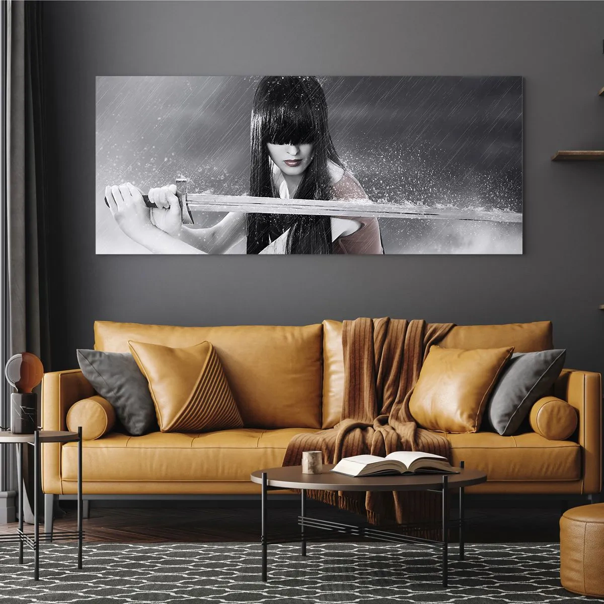 Impression sur verre - Image sur verre - Une femme avec une épée sous la pluie avec une apparence dynamique et mystérieuse - 160x50cm - Belle et dangereuse - Décoration murale moderne pour le salon et la chambre ARTTOR