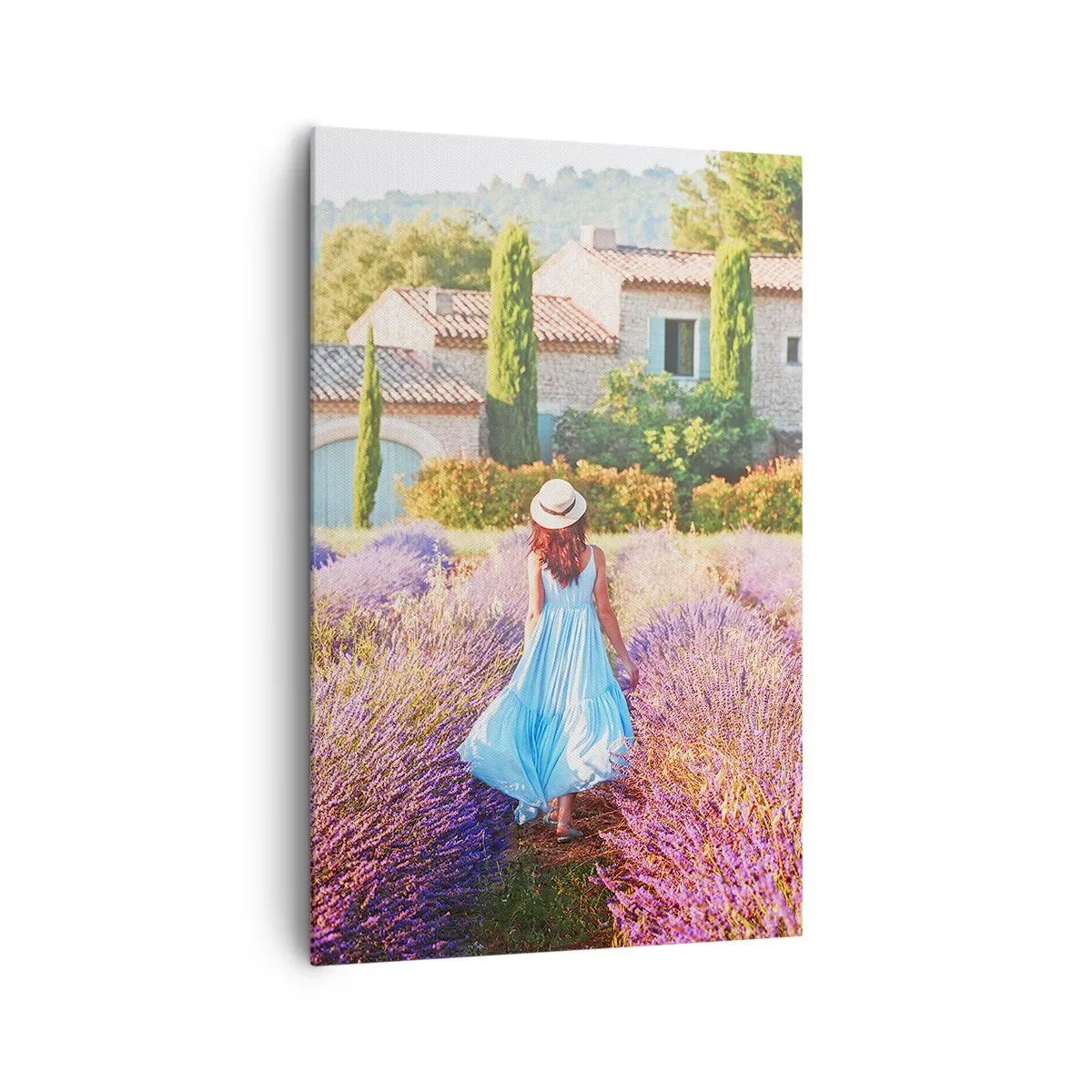 Impression sur toile - Image sur toile - Une femme en robe bleue marchant dans un champ de lavande avec vue sur une maison. - 80x120cm - Fille de la lavande - Décoration murale moderne pour le salon et la chambre ARTTOR