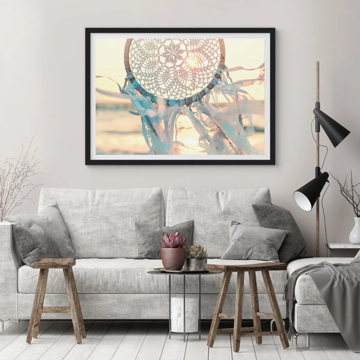 Affiche dans un cadre noir - Poster - Un attrape-rêves délicat sur fond de soleil couchant - 100x70cm - Totem en dentelle - Décoration murale moderne pour le salon et la chambre ARTTOR