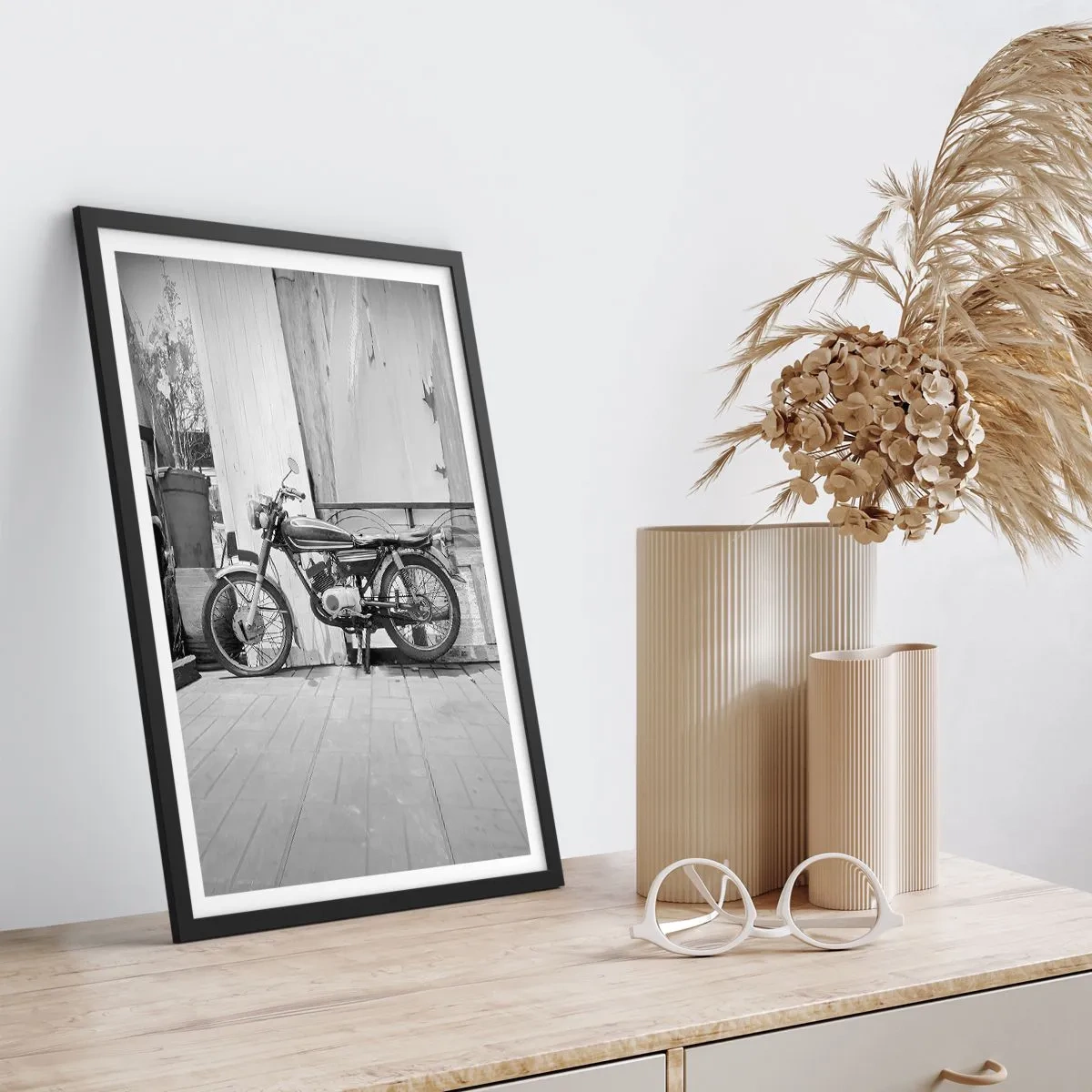 Affiche dans un cadre noir - Poster - Moto rétro contre un mur en bois - 50x70cm - Classique au dessus de tout - Décoration murale moderne pour le salon et la chambre ARTTOR