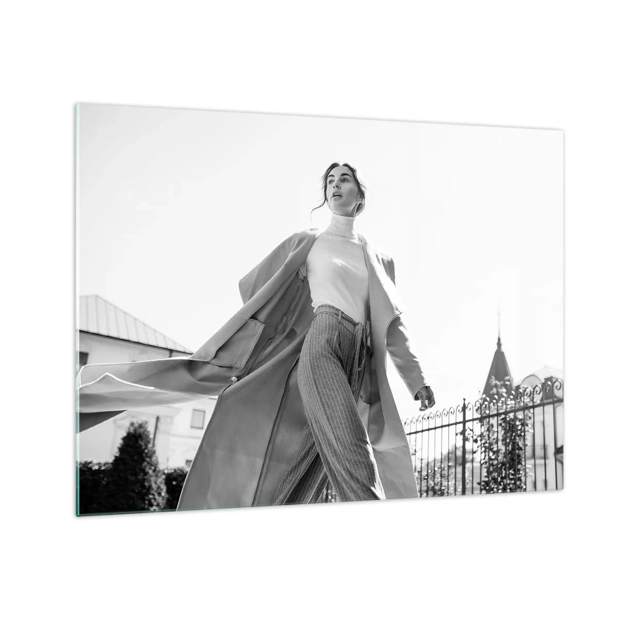 Impression sur verre - Image sur verre - Une femme élégante en mouvement sur fond d'architecture urbaine - 70x50cm - Tu viens avec moi? - Décoration murale moderne pour le salon et la chambre ARTTOR