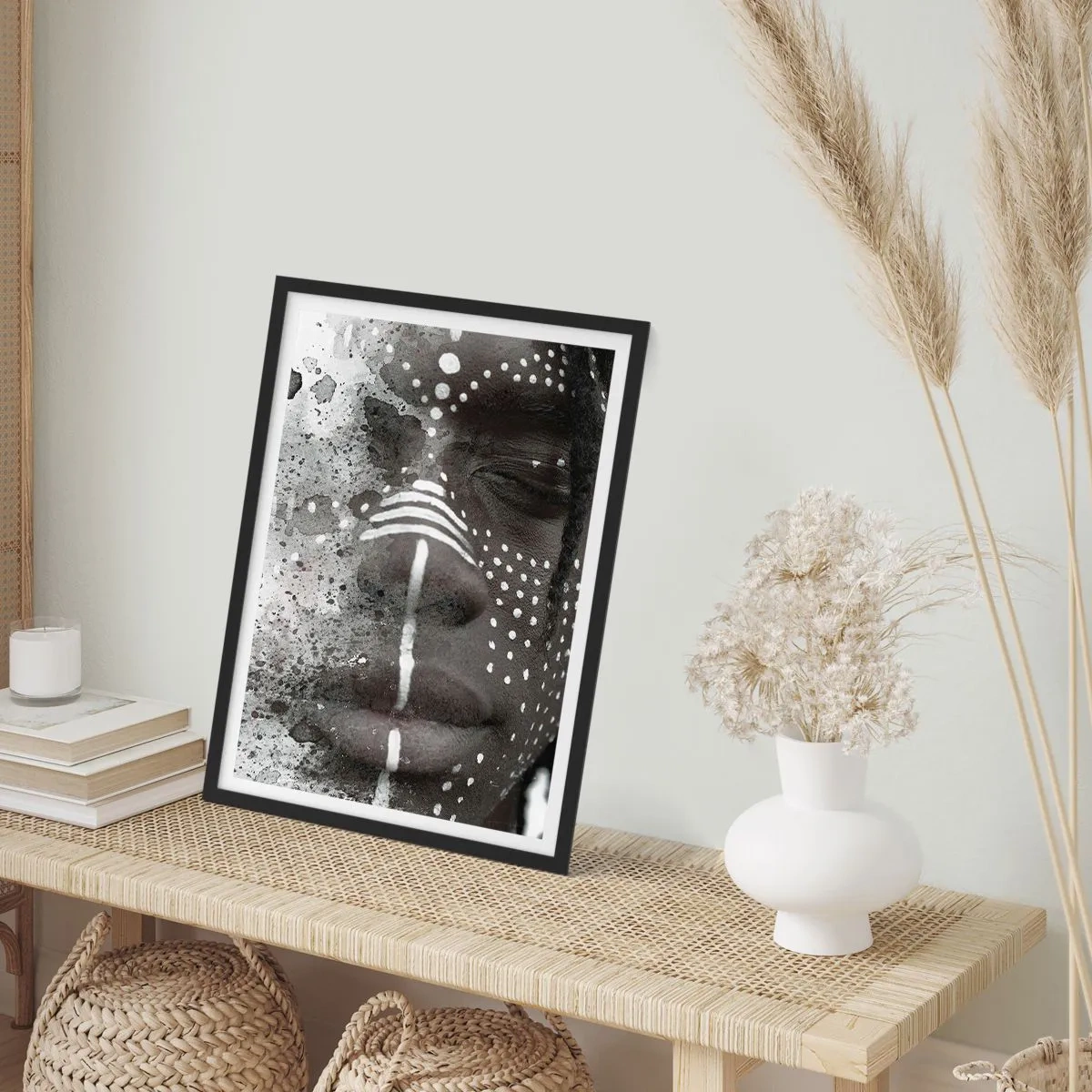Affiche dans un cadre noir - Poster - Portrait abstrait avec des motifs noirs et blancs sur le visage - 50x70cm - Découvrez l'esprit primal - Décoration murale moderne pour le salon et la chambre ARTTOR