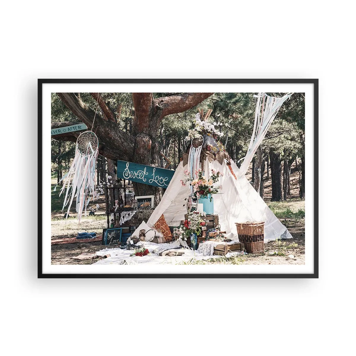 Affiche dans un cadre noir - Poster - Décoration bohème avec un tipi dans la forêt - 100x70cm - Make love… - Décoration murale moderne pour le salon et la chambre ARTTOR