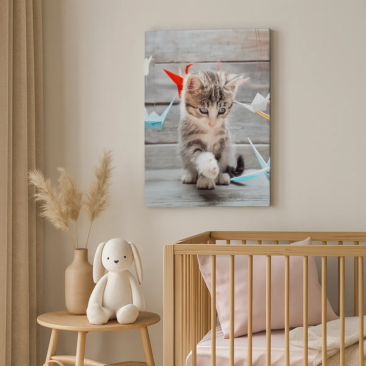 Impression sur toile - Image sur toile - Un chaton jouant avec des grues en papier origami suspendues. - 50x70cm - Première leçon - Décoration murale moderne pour le salon et la chambre ARTTOR