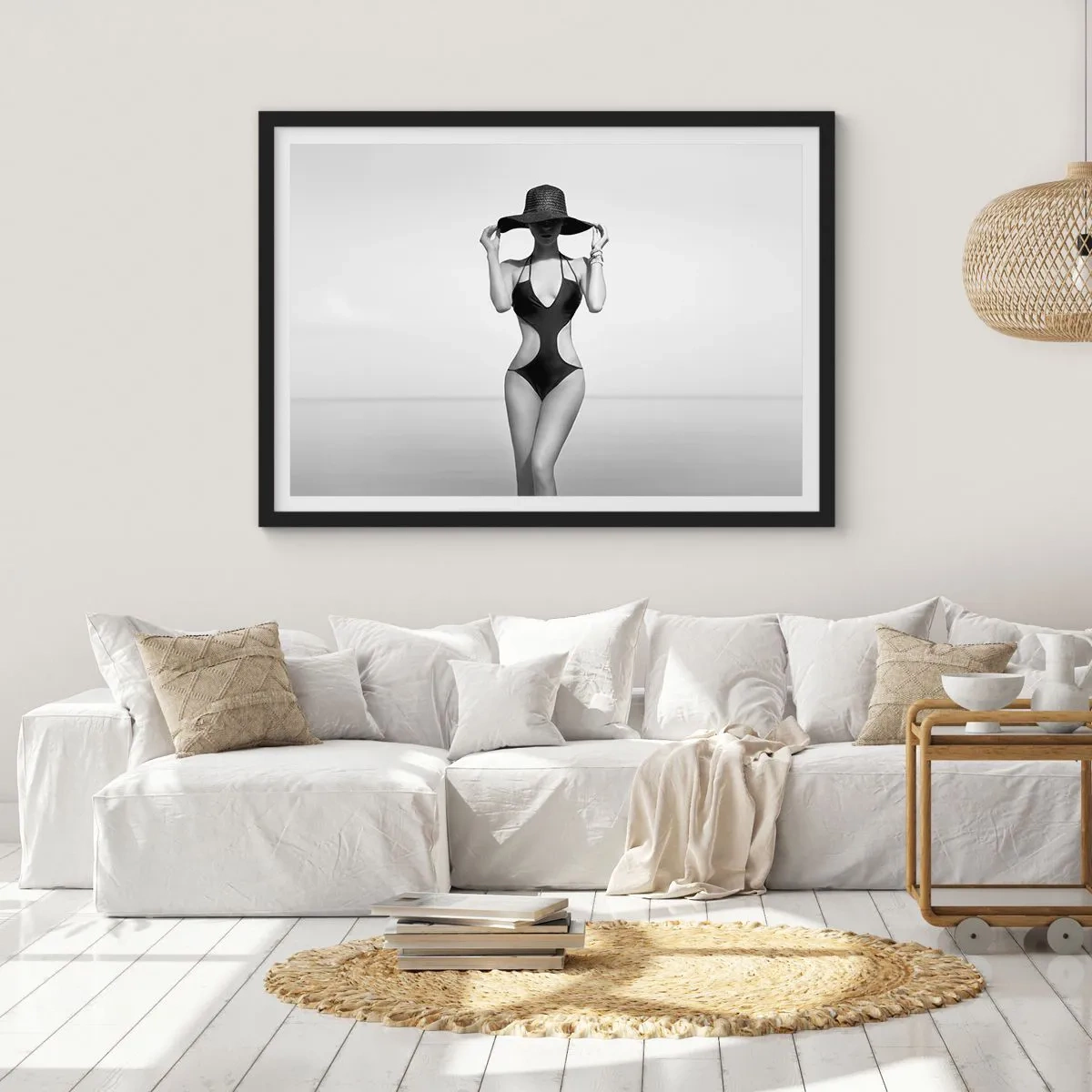 Affiche dans un cadre noir - Poster - Silhouette noire et blanche d'une femme portant un chapeau sur fond de mer - 100x70cm - Mon prénom? Élégance - Décoration murale moderne pour le salon et la chambre ARTTOR