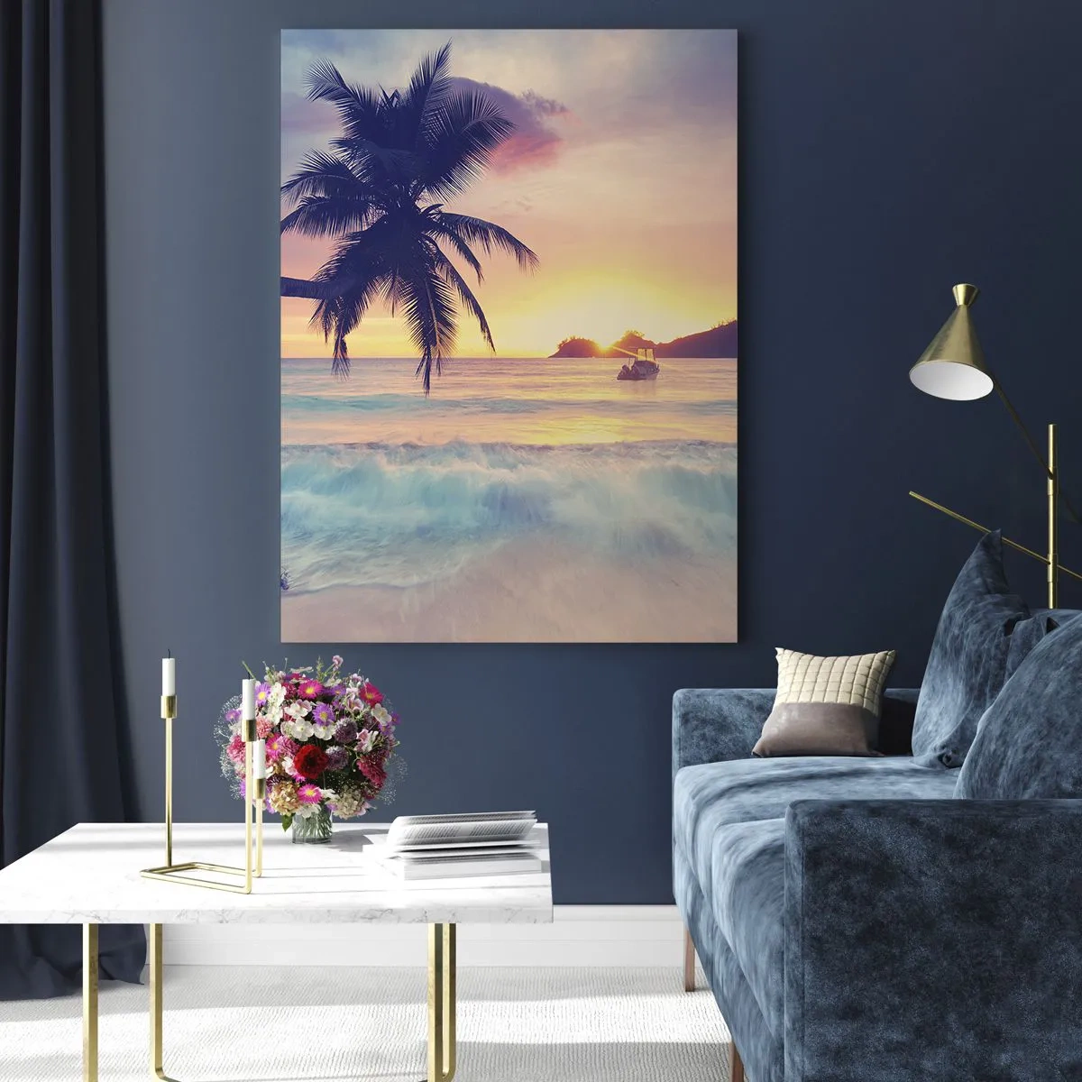 Impression sur verre - Image sur verre - Plage de palmiers au coucher du soleil avec un bateau à l'horizon - 50x70cm - Une soirée à la baie - Décoration murale moderne pour le salon et la chambre ARTTOR