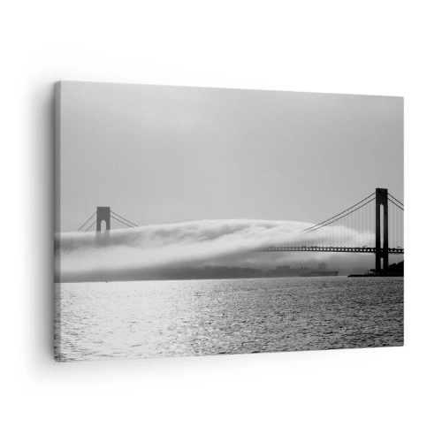 Impression sur toile - Image sur toile - Un pont sur l'eau enveloppé de brouillard dans une photo en noir et blanc - 70x50cm - Naviguez à travers les Portes des Étoiles - Décoration murale moderne pour le salon et la chambre ARTTOR