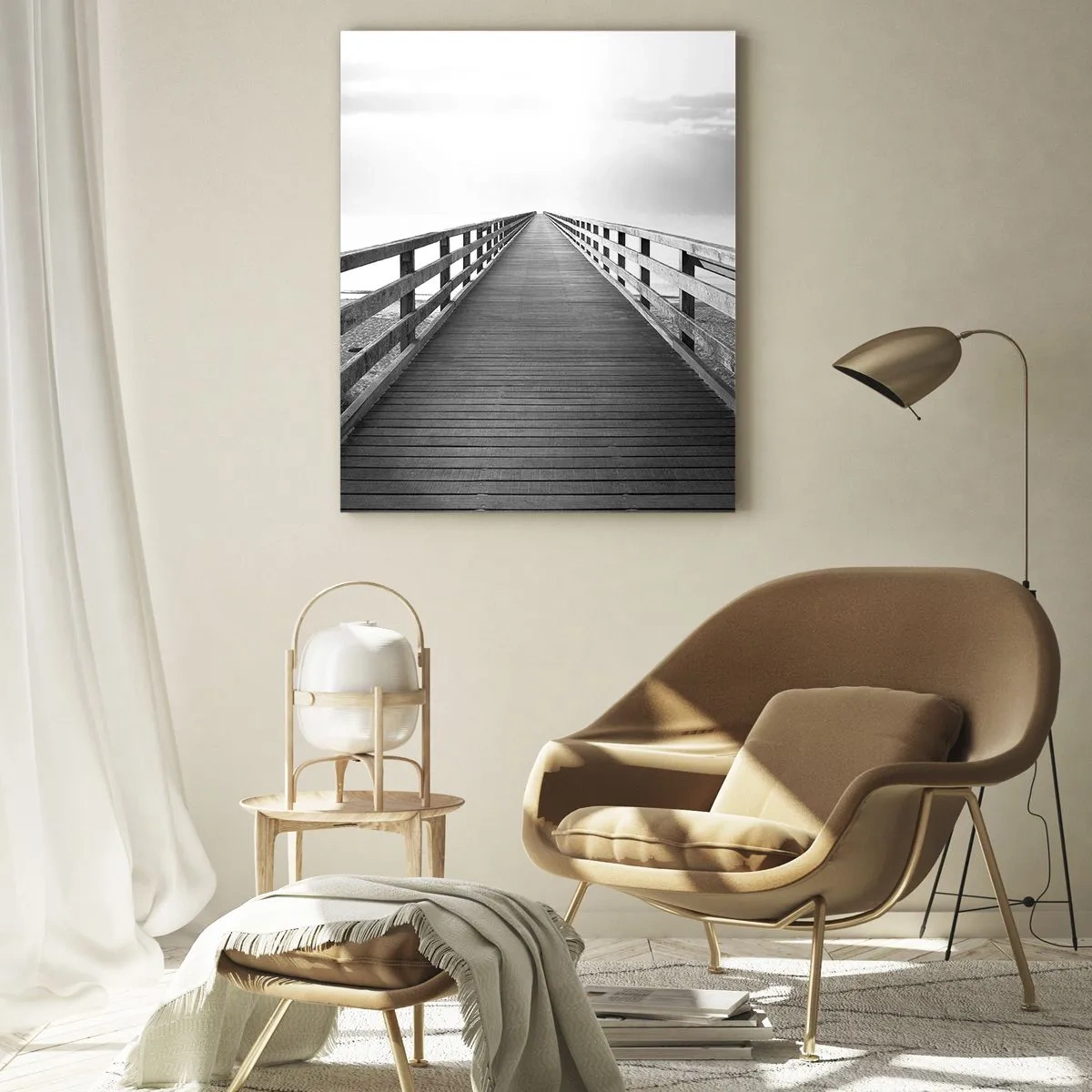 Impression sur verre - Image sur verre - Un pont en bois menant vers l'horizon en noir et blanc - 50x70cm - A perte de vue... - Décoration murale moderne pour le salon et la chambre ARTTOR
