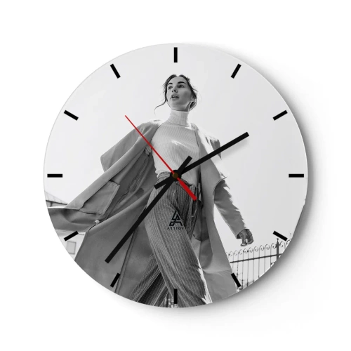 Horloge murale - Pendule murale - Une femme élégante en mouvement sur fond d'architecture urbaine - 30x30cm - Tu viens avec moi? - Décoration murale moderne pour le salon, la cuisine et la chambre ARTTOR