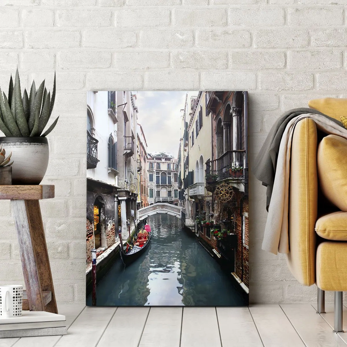 Impression sur toile - Image sur toile - Un canal à Venise avec une gondole et des bâtiments historiques - 80x120cm - Paysage vénitien avec une gondole et un pont - Décoration murale moderne pour le salon et la chambre ARTTOR