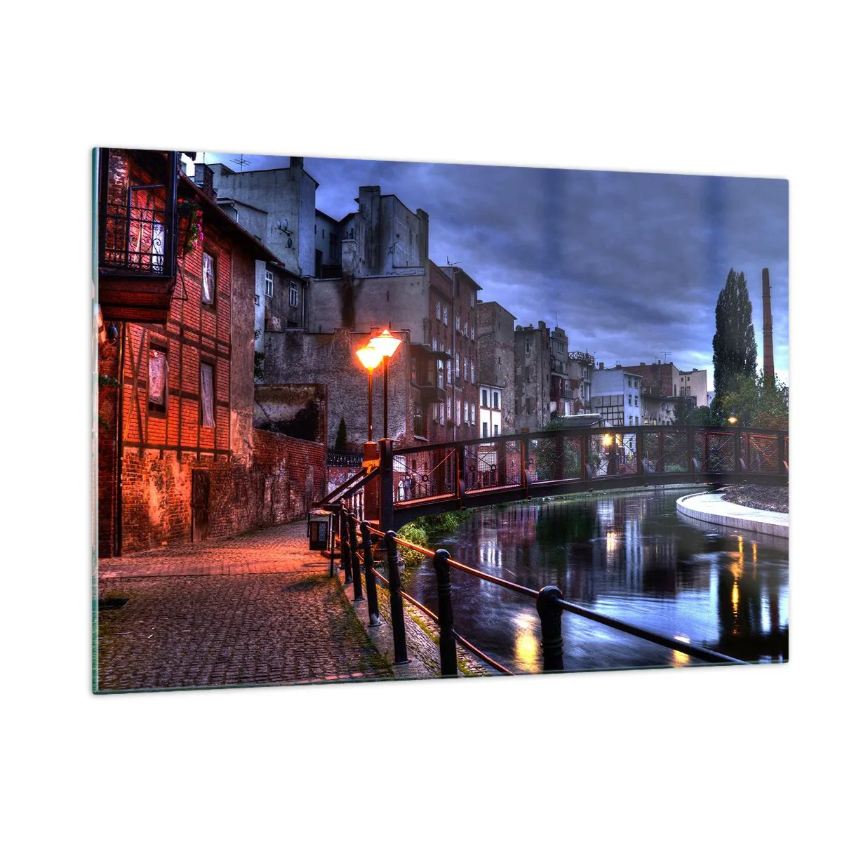 Impression sur verre - Image sur verre - Une charmante rue le long du canal avec un pont et un éclairage du soir - 120x80cm - Tu n'as pas connu ce Bydgoszcz - Décoration murale moderne pour le salon et la chambre ARTTOR