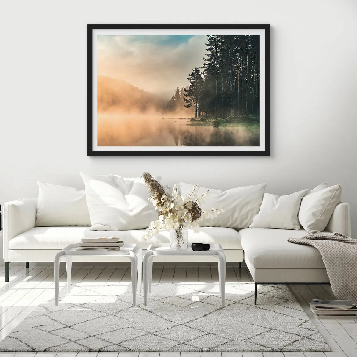 Affiche dans un cadre noir - Poster - Une forêt brumeuse sur un lac calme - 70x50cm - Naissance du jour - Décoration murale moderne pour le salon et la chambre ARTTOR