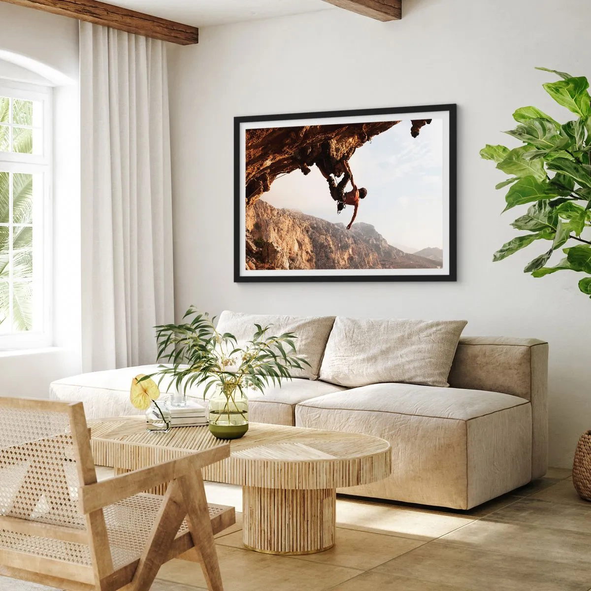 Affiche dans un cadre noir - Poster - Un grimpeur sur une falaise abrupte dans les montagnes au soleil - 70x50cm - Le monde rétréci dans une main sur une coupe de rocher - Décoration murale moderne pour le salon et la chambre ARTTOR