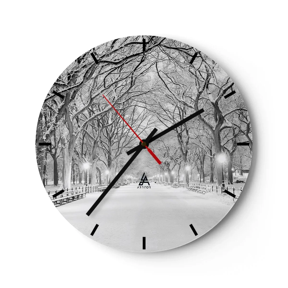 Horloge murale - Pendule murale - Allée d'arbres d'hiver dans le parc éclairée par des lanternes - 30x30cm - Les quatres saisons – l’hiver - Décoration murale moderne pour le salon, la cuisine et la chambre ARTTOR