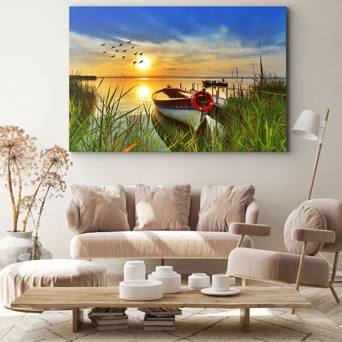Impression sur toile - Image sur toile - Un bateau sur la rive d'un lac au coucher du soleil - 70x50cm - Les cormorans s'envolent déjà - Décoration murale moderne pour le salon et la chambre ARTTOR