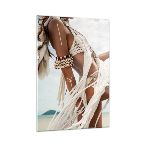 Impression sur verre - Image sur verre - Une femme en vêtements ethniques avec des coquillages et un bâton sur la plage. - 50x70cm - Prêtresse du soleil - Décoration murale moderne pour le salon et la chambre ARTTOR