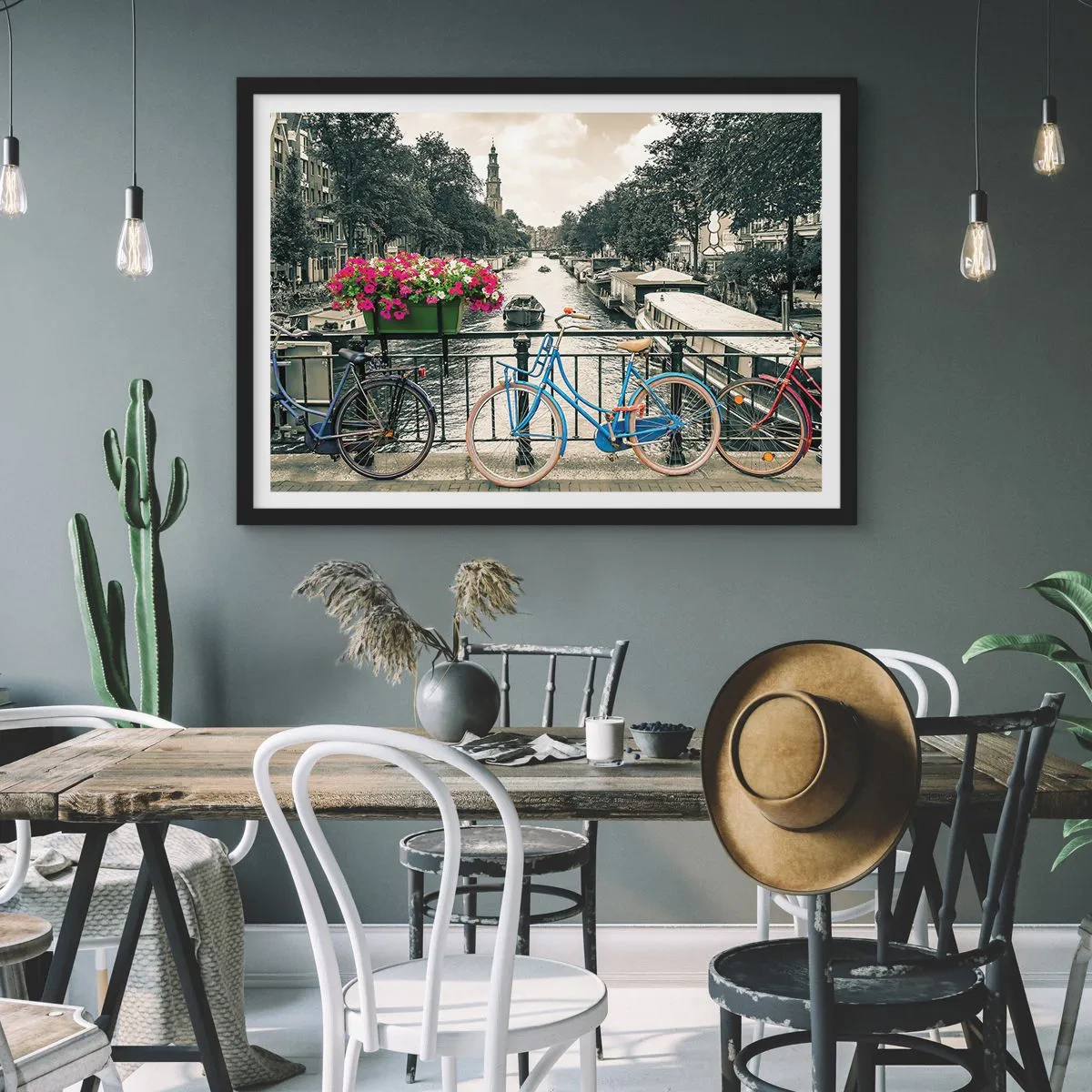 Affiche dans un cadre noir - Poster - Un pont avec des vélos et des fleurs sur un canal à Amsterdam - 100x70cm - Couleurs de rue d'Amsterdam - Décoration murale moderne pour le salon et la chambre ARTTOR