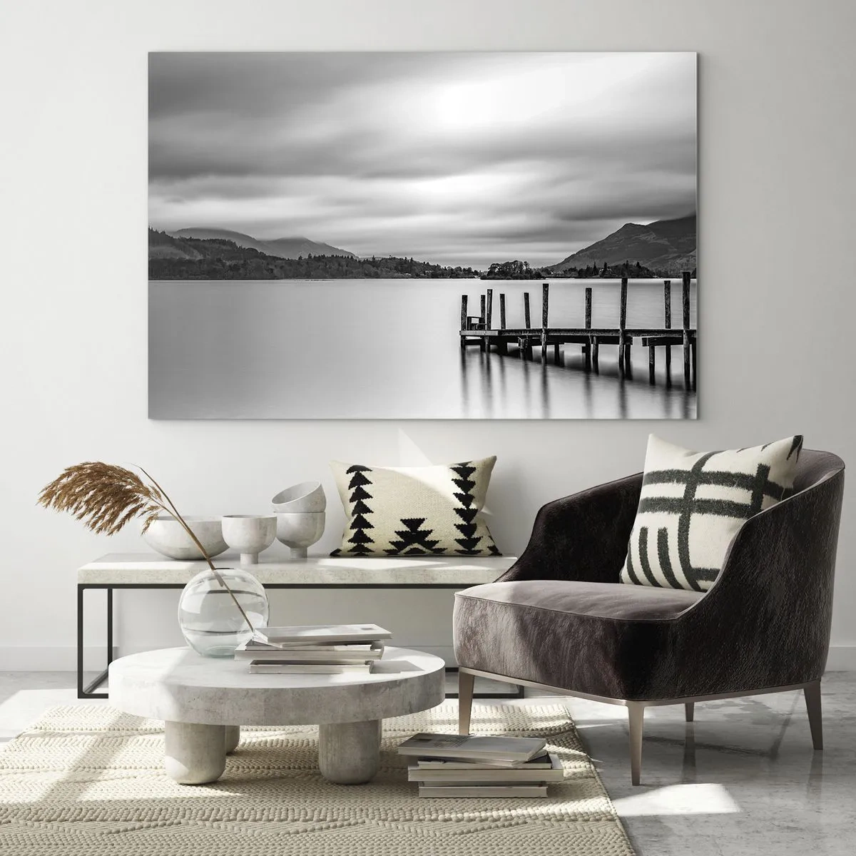 Impression sur verre - Image sur verre - Paysage noir et blanc avec un lac et une jetée en bois - 100x70cm - Douceur et force - Décoration murale moderne pour le salon et la chambre ARTTOR