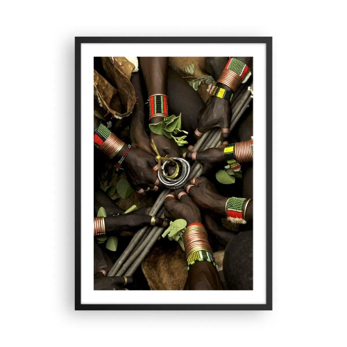 Affiche dans un cadre noir - Poster - Mains dans des bracelets traditionnels, dans un geste de communauté - 50x70cm - Nous sommes ensemble - Décoration murale moderne pour le salon et la chambre ARTTOR