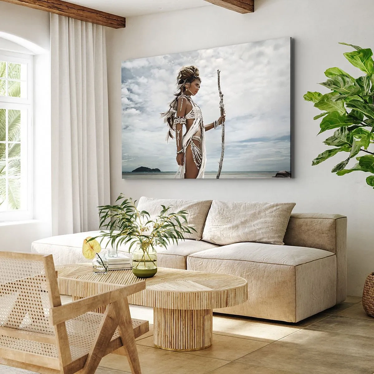 Impression sur toile - Image sur toile - Femme stylisée sur la plage avec des ornements ethniques et un bâton - 70x50cm - Reine des tropiques - Décoration murale moderne pour le salon et la chambre ARTTOR