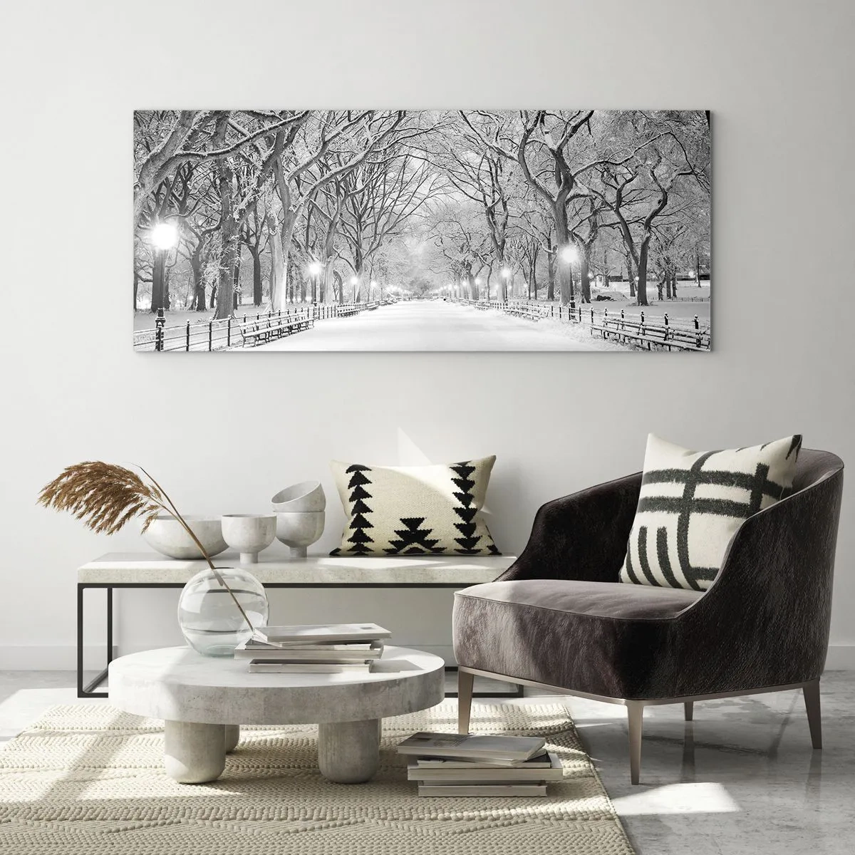 Impression sur verre - Image sur verre - Une allée d'hiver avec des arbres enneigés en monochrome - 140x50cm - Les quatres saisons – l’hiver - Décoration murale moderne pour le salon et la chambre ARTTOR