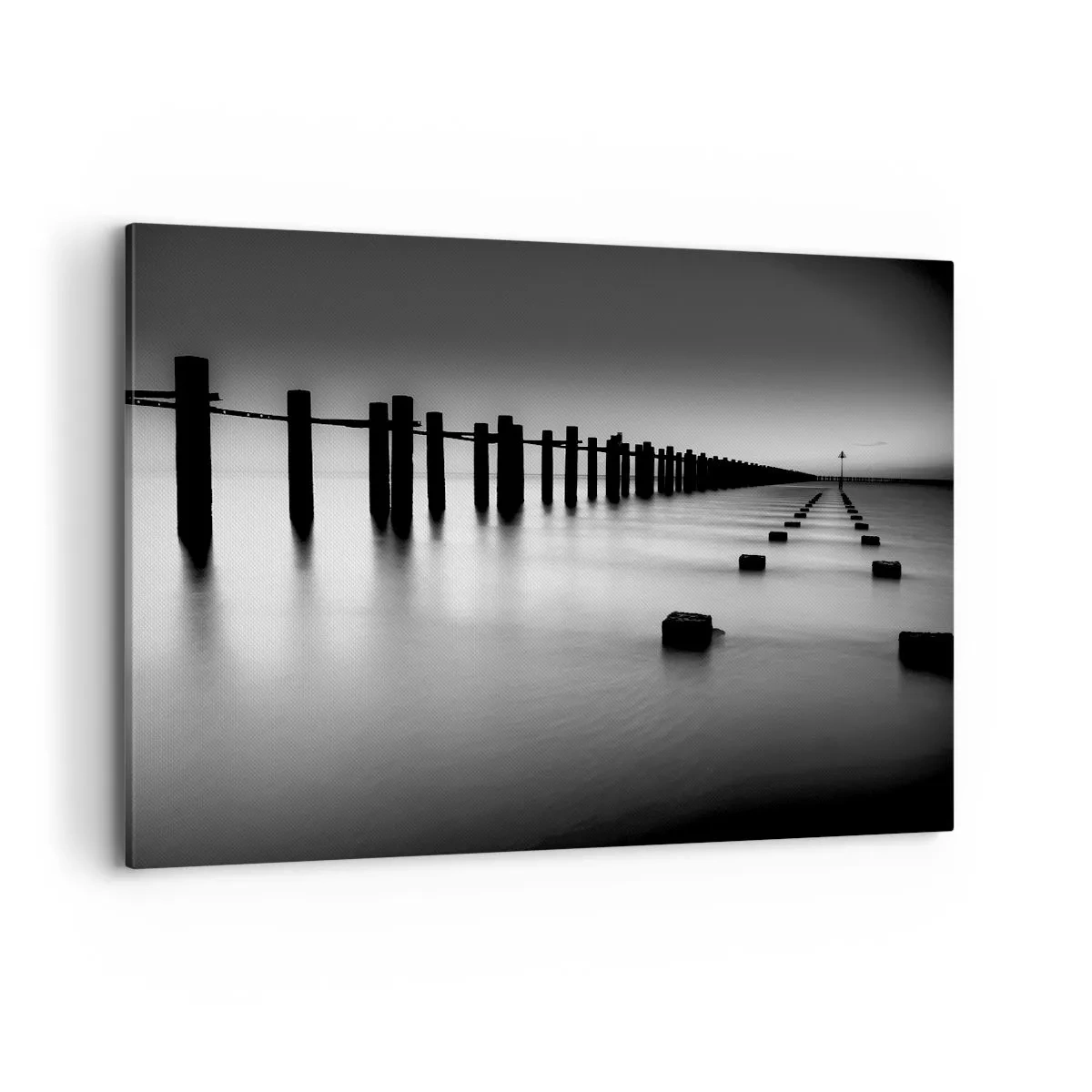 Impression sur toile - Image sur toile - Poteaux en bois et blocs de béton immergés dans l'eau dans des tons noirs et blancs - 120x80cm - Distance grise dans le brouillard - Décoration murale moderne pour le salon et la chambre ARTTOR