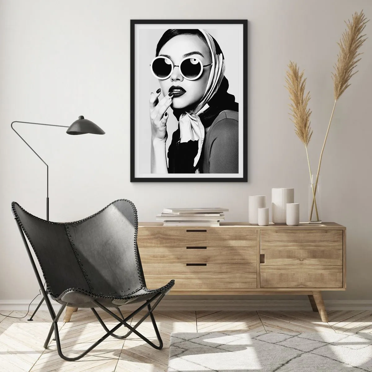 Affiche dans un cadre noir - Poster - Portrait d'une femme portant des lunettes de soleil et un foulard - 50x70cm - Salutations des années 60 - Décoration murale moderne pour le salon et la chambre ARTTOR