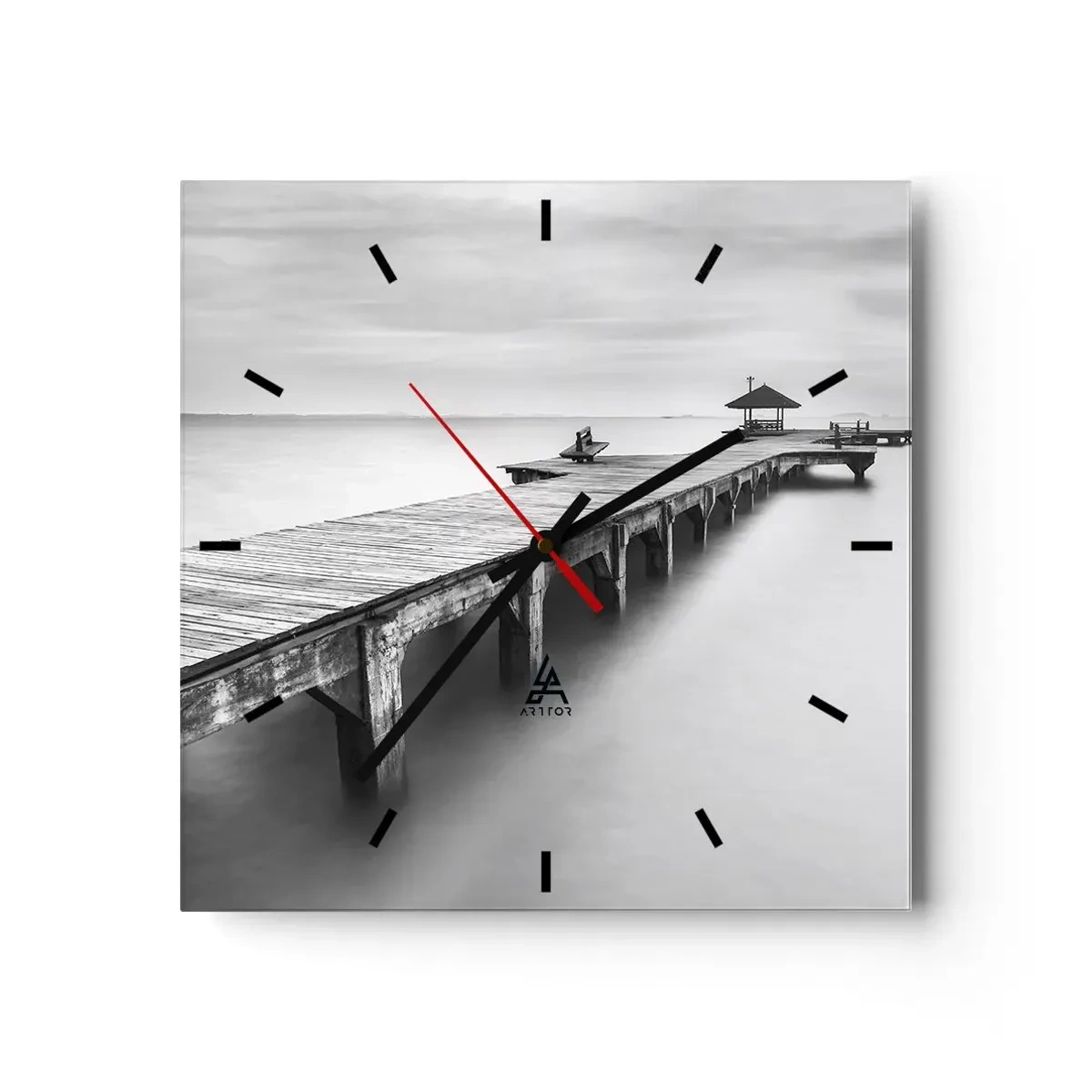 Horloge murale - Pendule murale - Une vue en noir et blanc d'une jetée en bois sur une eau calme. - 30x30cm - À l'horizon - Décoration murale moderne pour le salon et la chambre ARTTOR