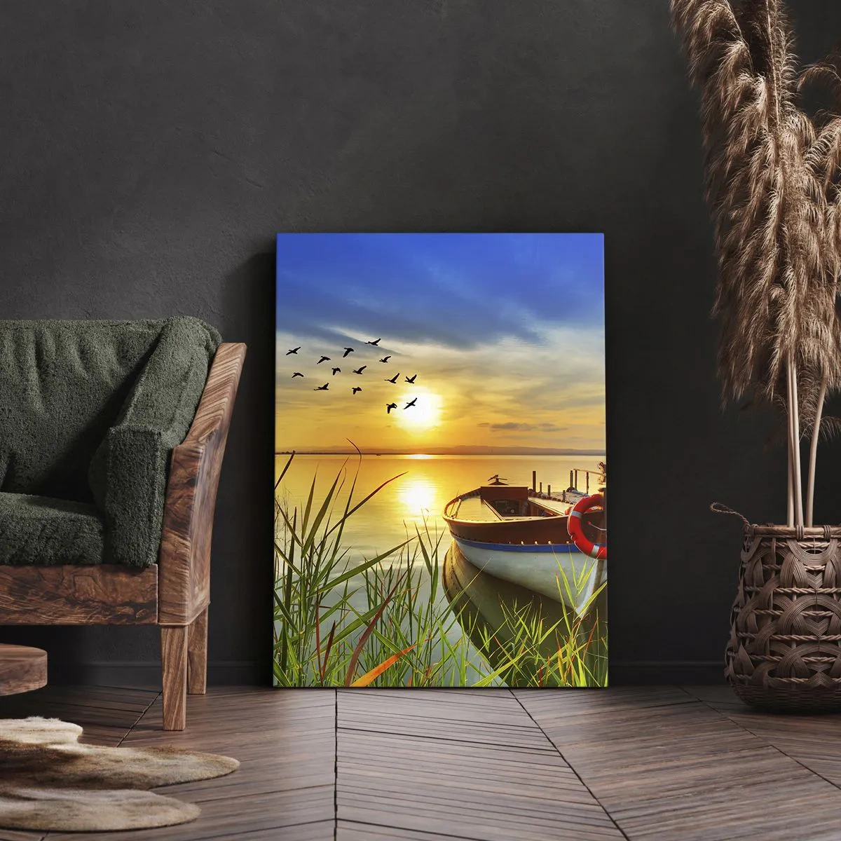 Impression sur toile - Image sur toile - Un bateau sur la rive d'un lac au coucher du soleil - 80x120cm - Les cormorans s'envolent déjà - Décoration murale moderne pour le salon et la chambre ARTTOR
