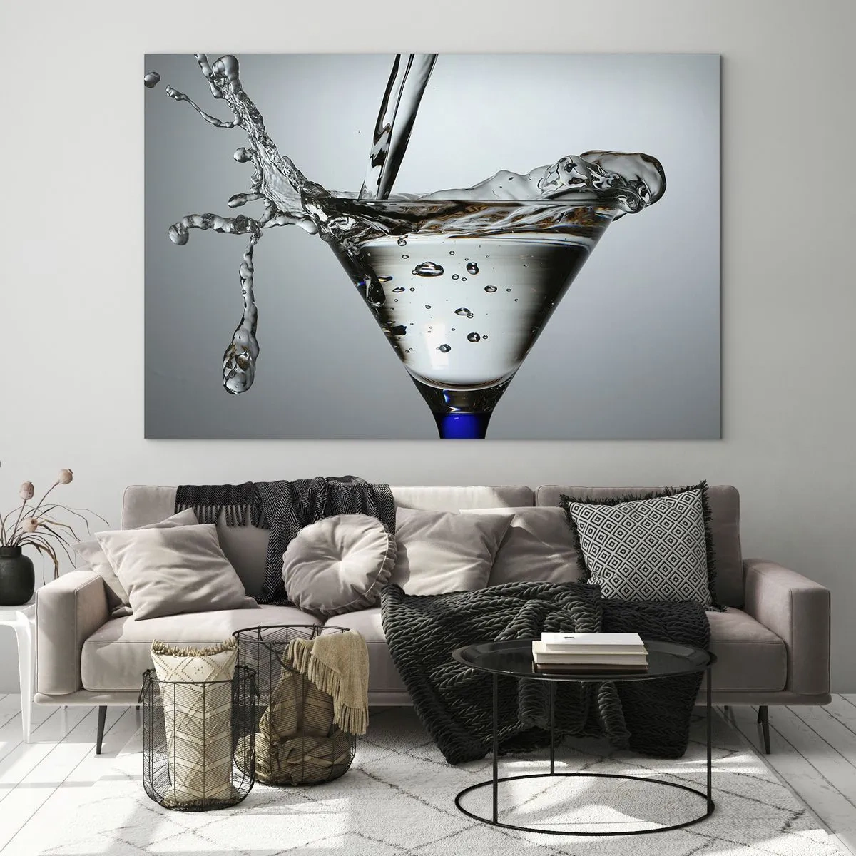 Impression sur verre - Image sur verre - Liquide dans un verre à martini éclaboussant sur un fond gris - 70x50cm - Sur le bord de la coupe - Décoration murale moderne pour le salon et la chambre ARTTOR