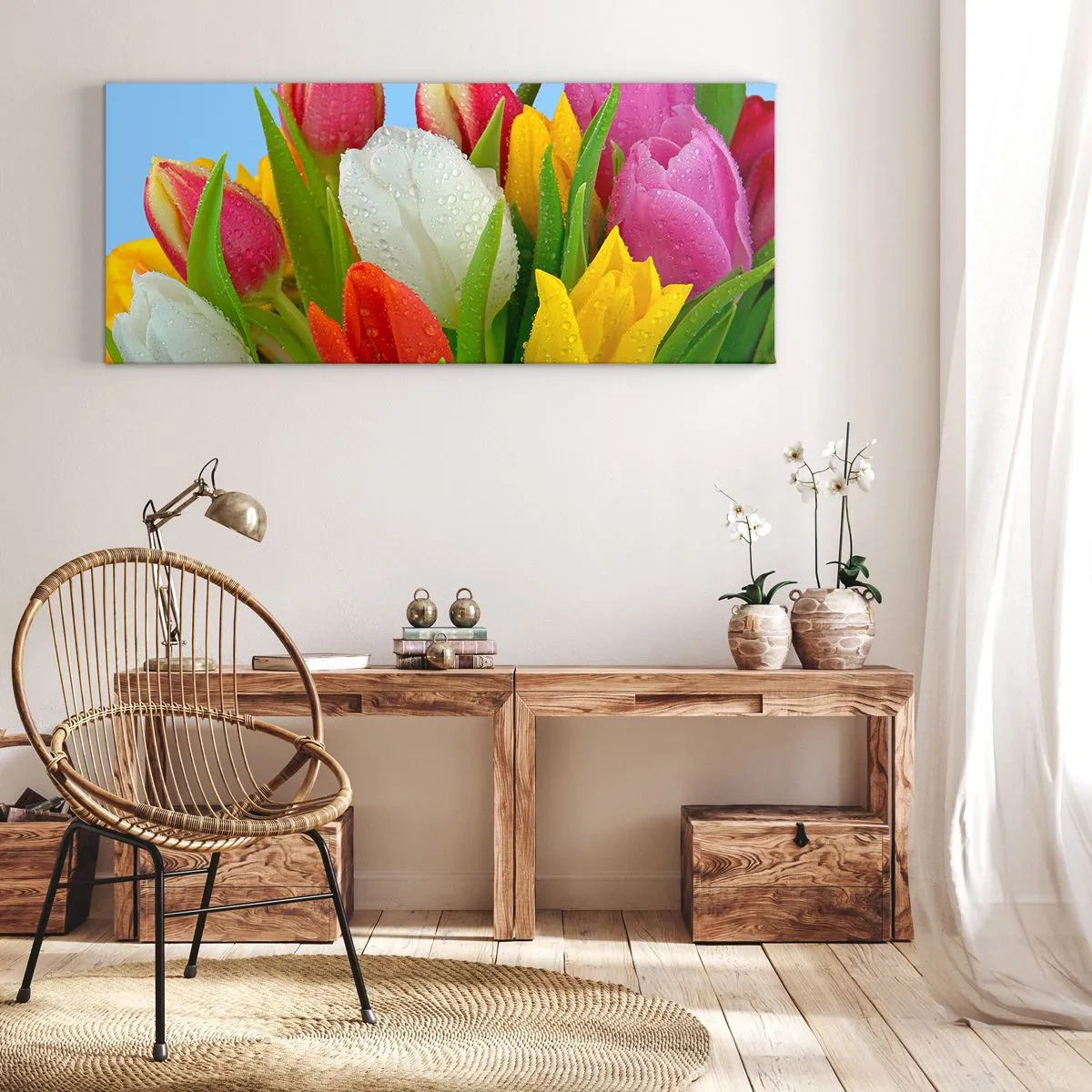 Impression sur toile - Image sur toile - Tulipes colorées couvertes de gouttes de rosée sur fond bleu - 160x50cm - Un arc-en-ciel fleuri en gouttes de rosée - Décoration murale moderne pour le salon et la chambre ARTTOR