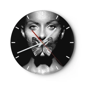 Horloge murale - Pendule murale - Visage de femme en noir et blanc avec un papillon sur les lèvres - 30x30cm - Baiser papillon - Décoration murale moderne pour le salon, la cuisine et la chambre ARTTOR
