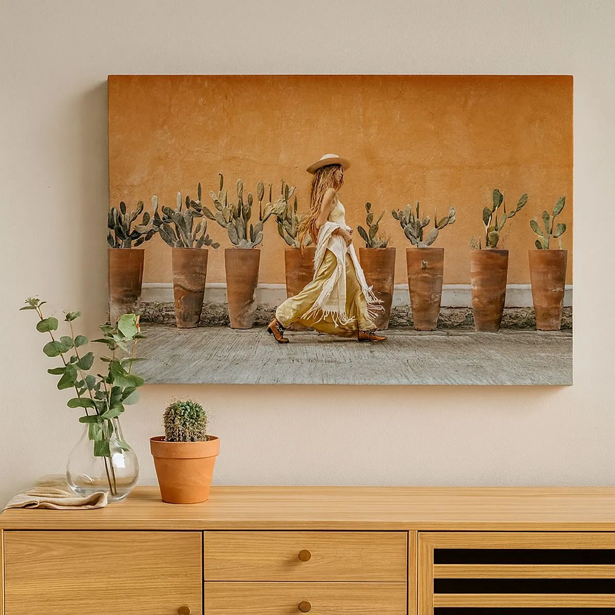 Impression sur toile - Image sur toile - Une femme dans un style bohème avec des pots de cactus en arrière-plan. - 70x50cm - Style hippie - Décoration murale moderne pour le salon et la chambre ARTTOR