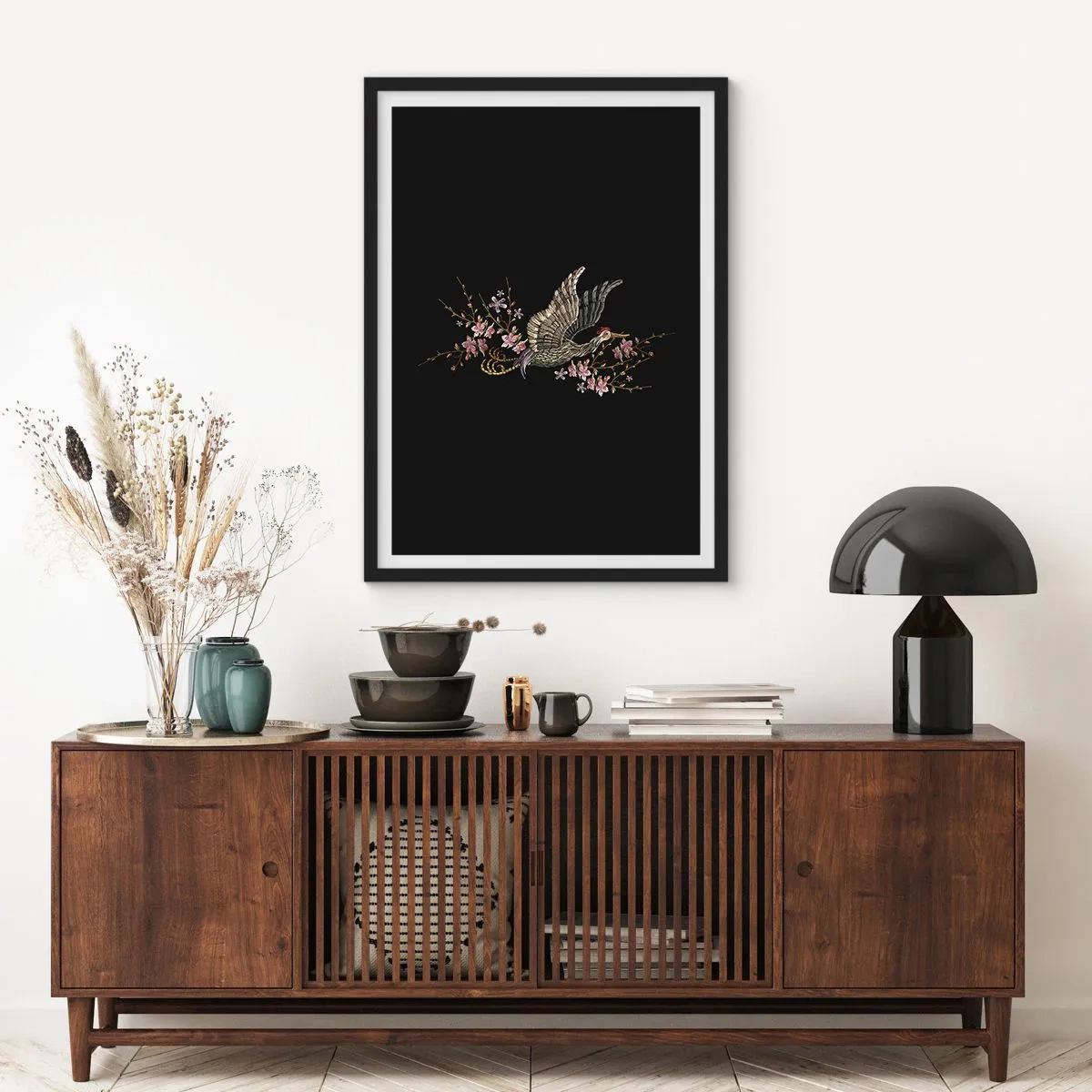 Affiche dans un cadre noir - Poster - Une grue entourée de branches fleuries sur fond noir - 50x70cm - Oiseau brodé exotique - Décoration murale moderne pour le salon et la chambre ARTTOR