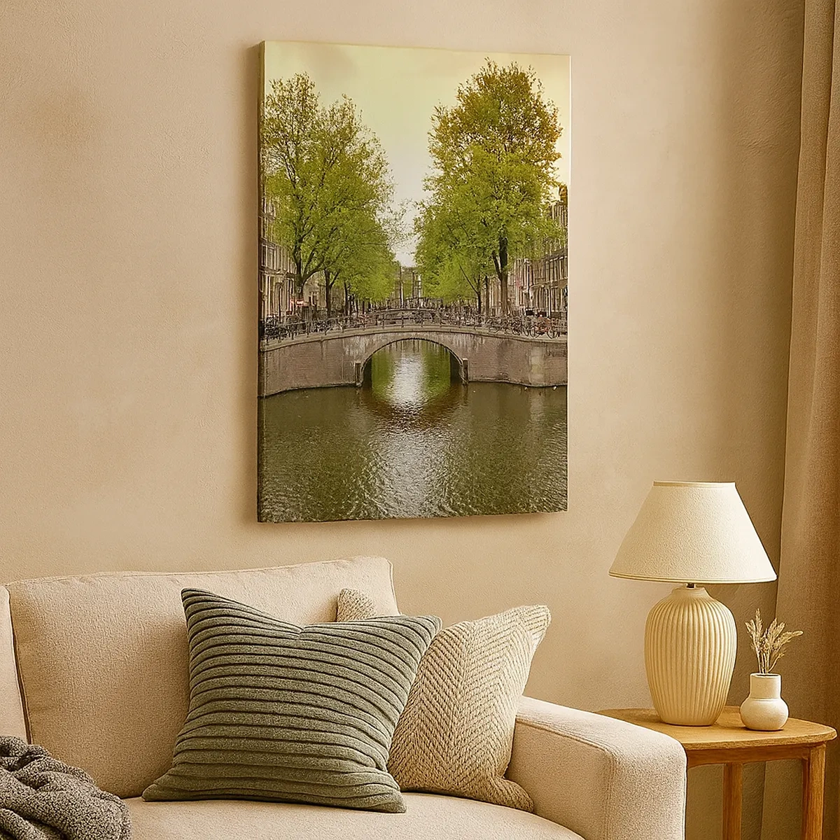 Impression sur toile - Image sur toile - Un canal à Amsterdam entouré d'immeubles historiques - 50x70cm - En bateau ou à vélo ? - Décoration murale moderne pour le salon et la chambre ARTTOR