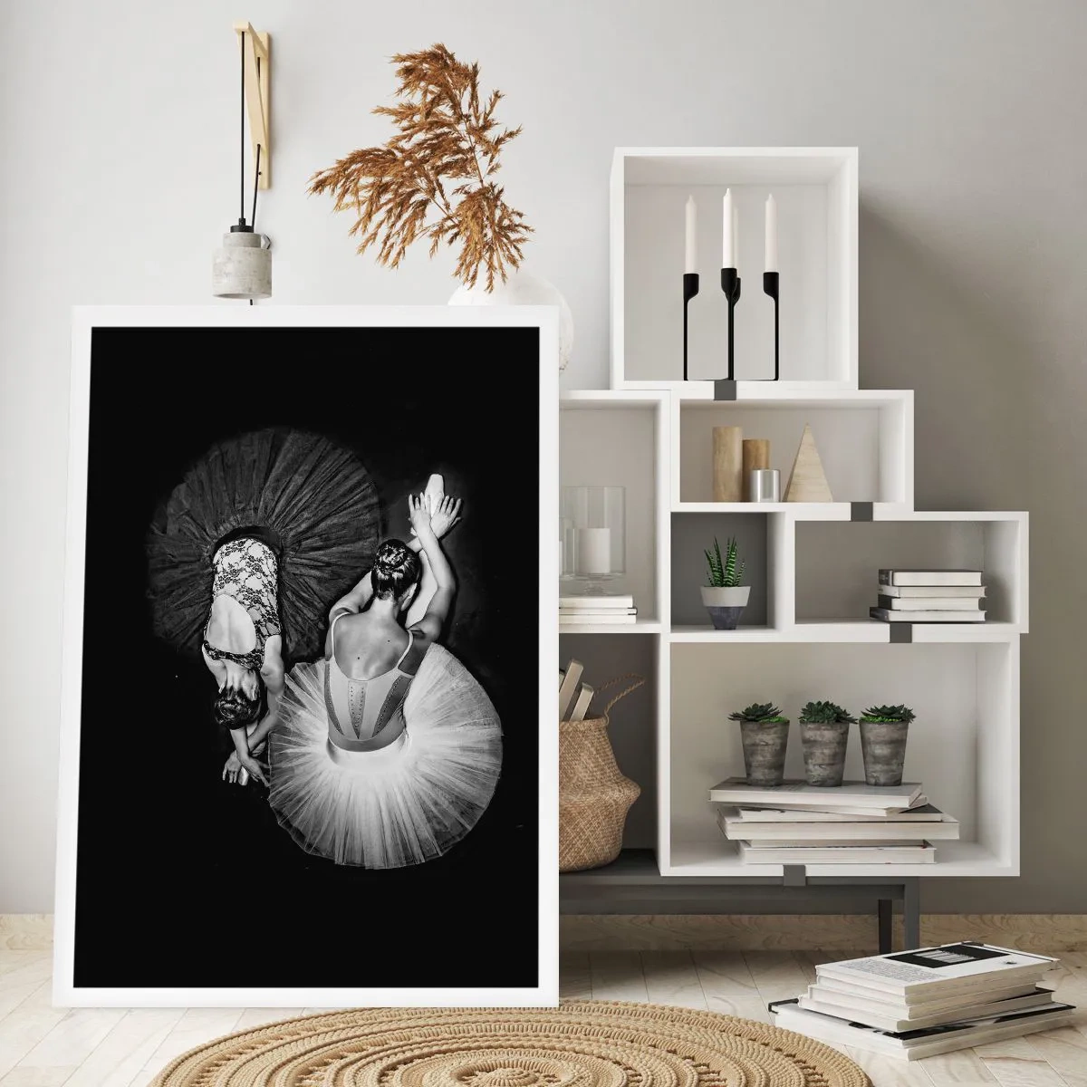 Affiche - Poster - Ballerines dans une photo en noir et blanc vue d'en haut - 50x70cm - Jin et jang – équilibre idéal - Décoration murale moderne pour le salon et la chambre ARTTOR