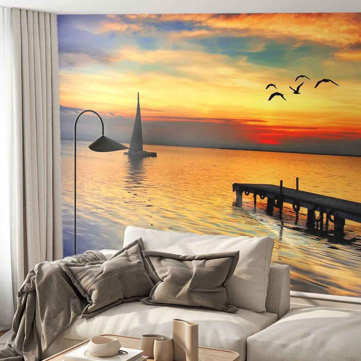 Papier Peint Photo Premium Sand - Coucher de soleil sur un lac avec une jetée et un voilier - 100x70cm - Le soir revient - Décoration murale moderne pour le salon et la chambre ARTTOR