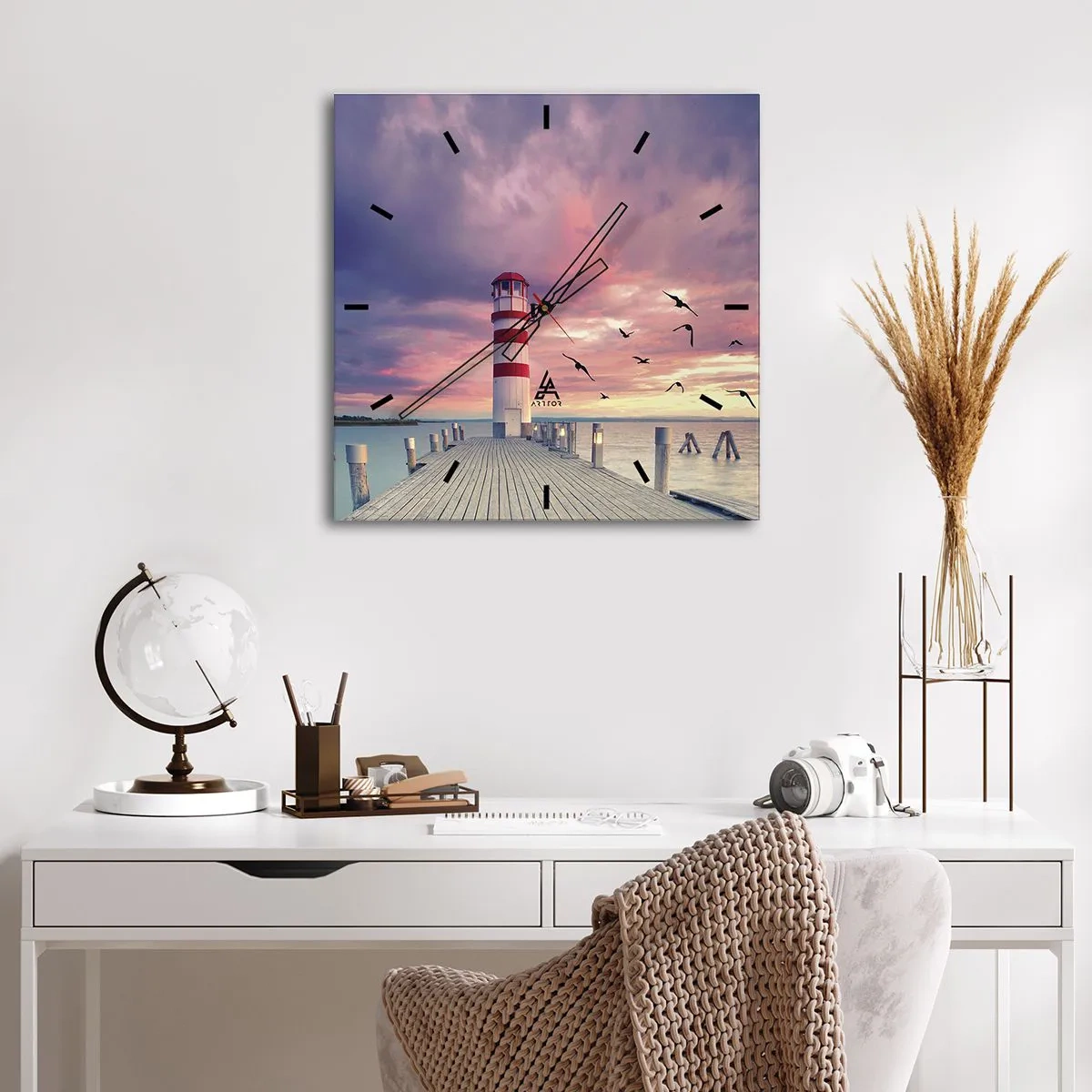 Horloge murale - Pendule murale - Un phare sur la jetée entouré d'un coucher de soleil pittoresque - 30x30cm - C'est l'heure d'aller au port - Décoration murale moderne pour le salon et la chambre ARTTOR