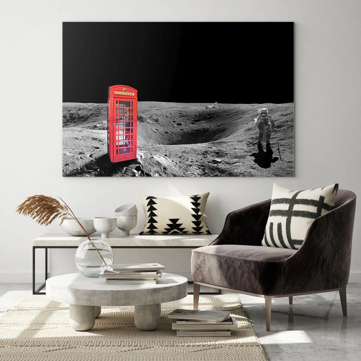 Impression sur verre - Image sur verre - Une cabine téléphonique rouge sur la surface lunaire avec un astronaute - 70x50cm - Une blague cosmique - Décoration murale moderne pour le salon et la chambre ARTTOR