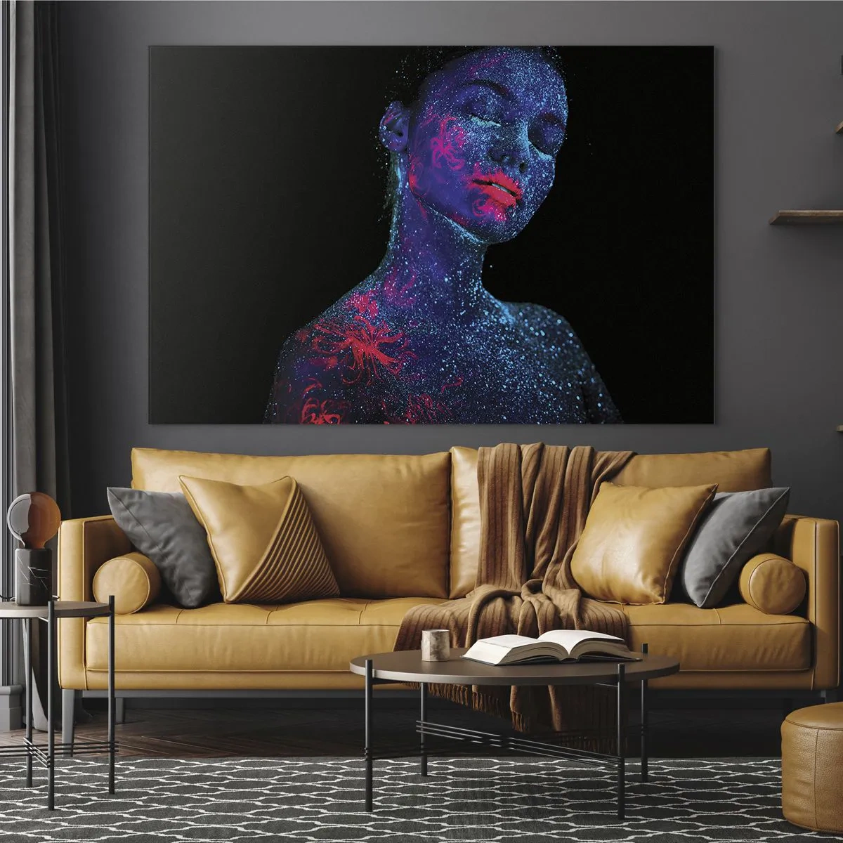 Impression sur verre - Image sur verre - Portrait d'une femme avec peinture corporelle fluorescente - 100x70cm - Dans la poussière d'étoiles - Décoration murale moderne pour le salon et la chambre ARTTOR