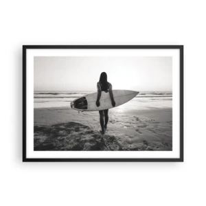 Affiche dans un cadre noir - Poster - Femme avec planche de surf sur la plage en noir et blanc - 70x50cm - Fille des vagues de la mer - Décoration murale moderne pour le salon et la chambre ARTTOR