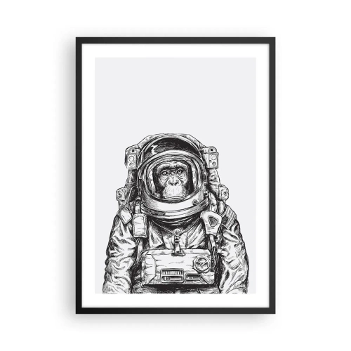 Affiche dans un cadre noir - Poster - Un singe en combinaison spatiale sur fond blanc - 50x70cm - Évolution alternative - Décoration murale moderne pour le salon et la chambre ARTTOR