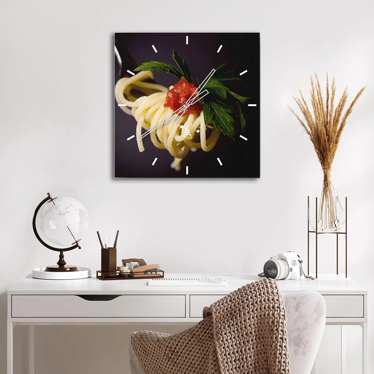 Horloge murale - Pendule murale - Spaghettis à la fourchette avec sauce tomate et persil - 30x30cm - Une bouchée savoureuse - Décoration murale moderne pour le salon et la chambre ARTTOR